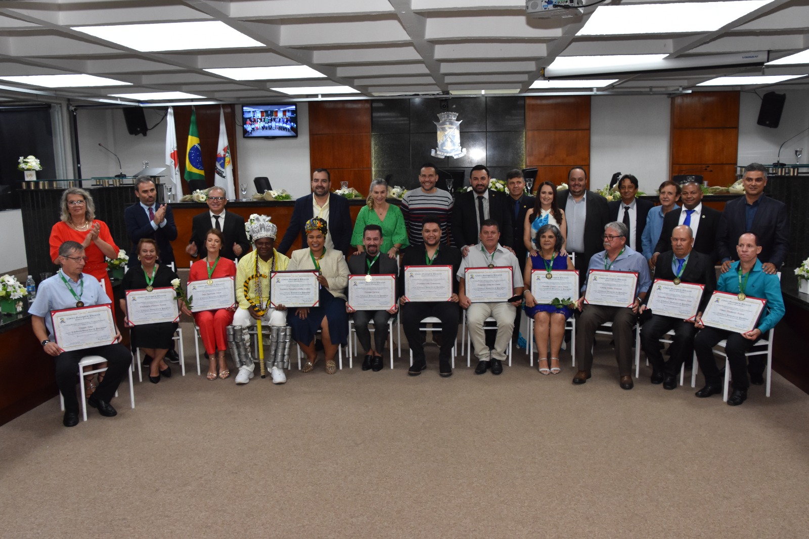 CÂMARA MUNICIPAL HOMENAGEIA PERSONALIDADES COM A COMENDA “CIDADANIA HONORÁRIA”