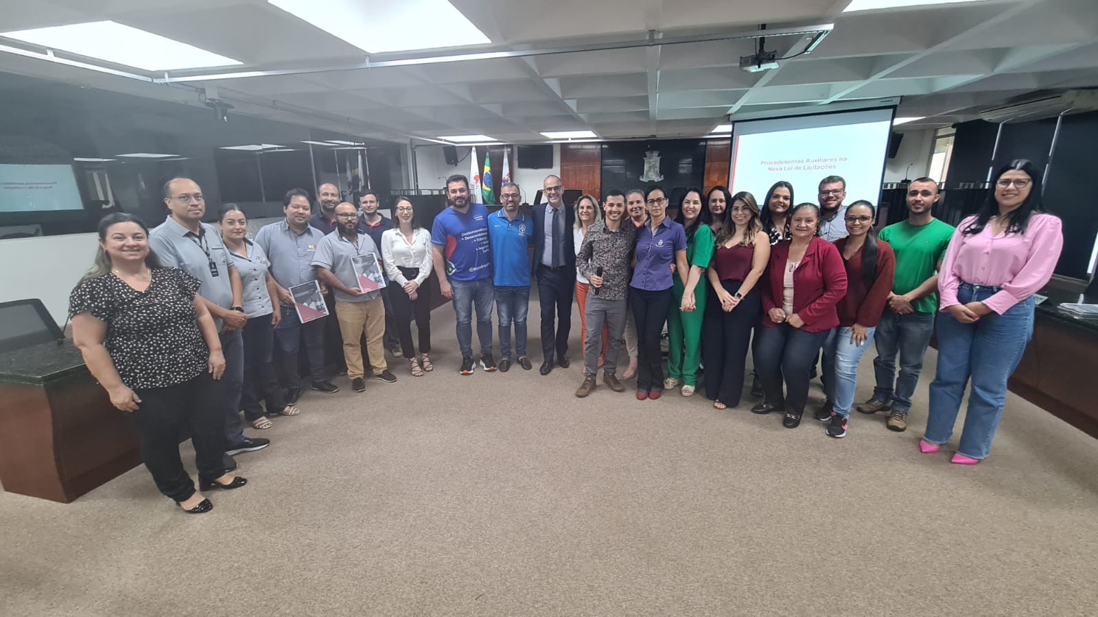 CÂMARA MUNICIPAL PROMOVE O CURSO PRÁTICO PARA IMPLANTAÇÃO E USO DA NOVA LEI DE LICITAÇÕES