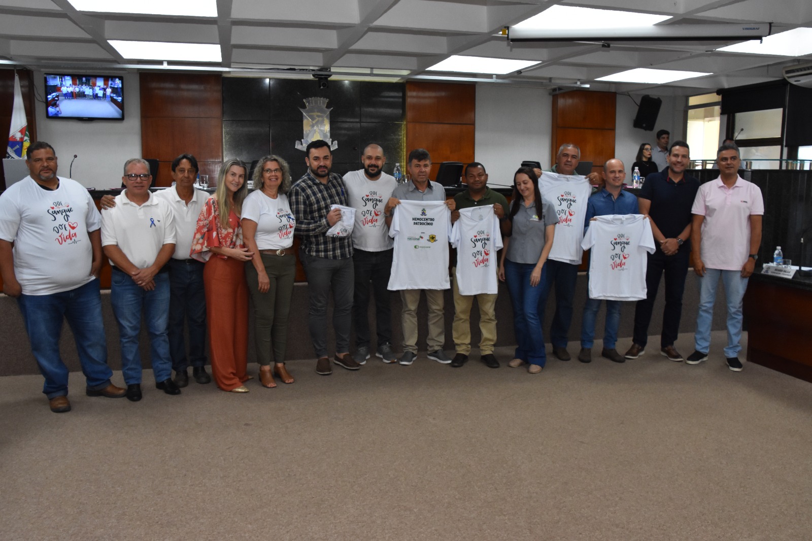 CIDADÃO PRESENTEIA VEREADORES COM CAMISETAS “DOE SANGUE, DOE VIDA” E SOLICITA INCENTIVO E APOIO AOS DOADORES DE SANGUE DE PATROCÍNIO