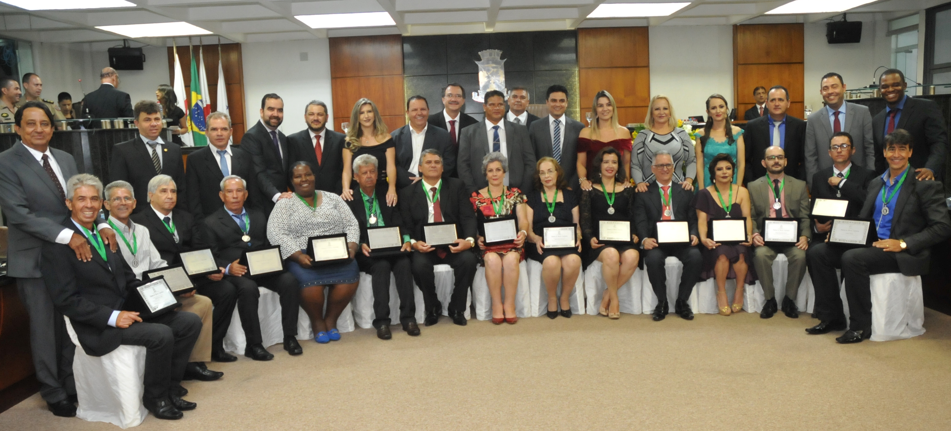 Com expressivo público Câmara Municipal entregou a Medalha do Mérito Legislativo