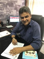 PRESIDENTE DA CÂMARA ASSINA ADITIVOS DOS CONTRATOS PARA 2019