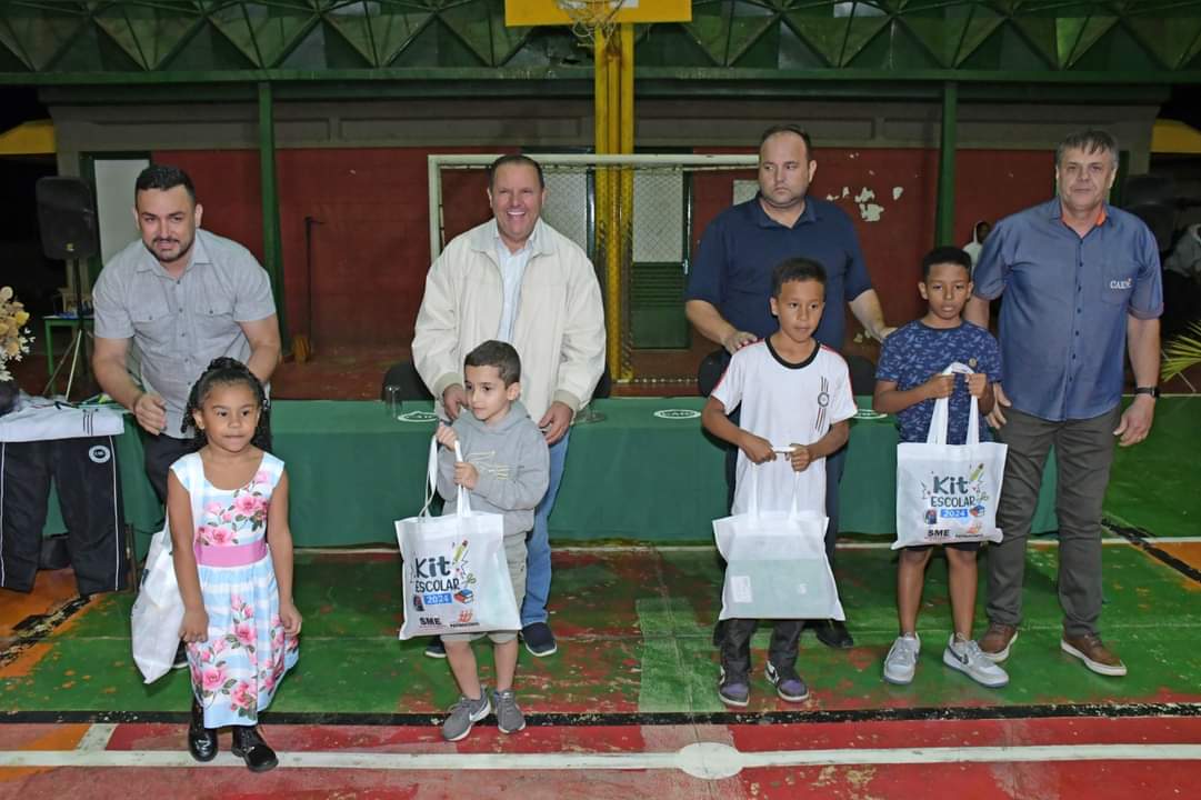 UNIFORMES ESCOLARES, KITS E EQUIPAMENTOS SÃO ENTREGUES PARA AS ESCOLAS MUNICIPAIS