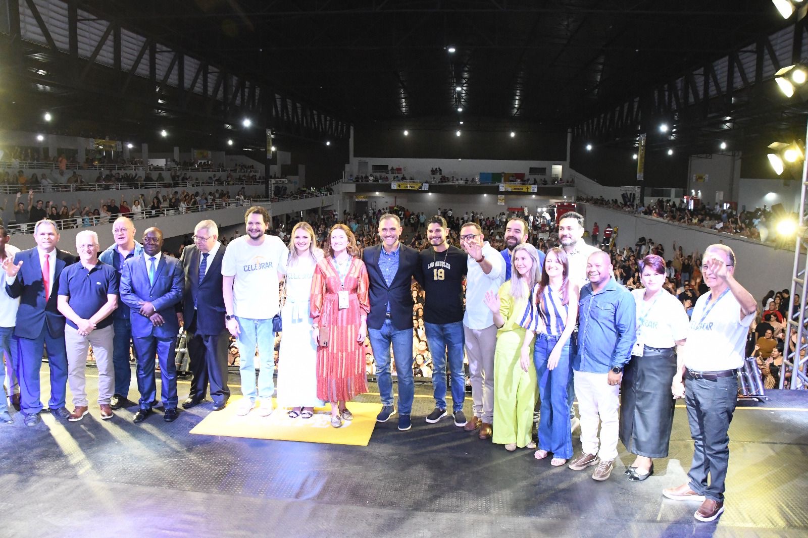 Vereadores prestigiam show de Isadora Pompeo em noite de celebração  e louvor